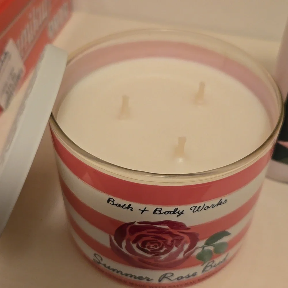 Bath & Body Works Rose Candle - Picture 1 of 3